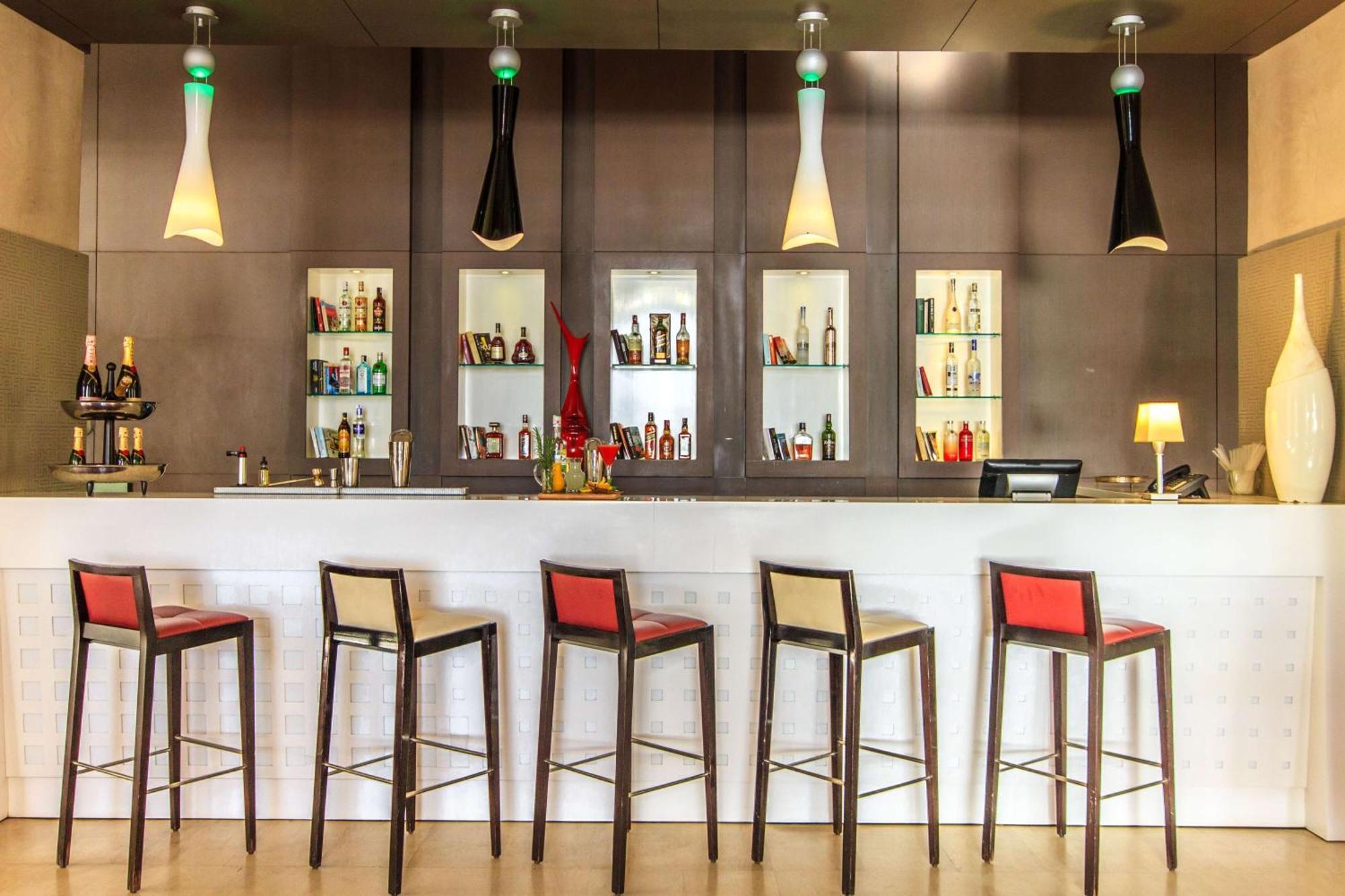 Barcelo Palmeraie Oasis Resort (Adults Only) Marrakesh Esterno foto A bar at a hotel