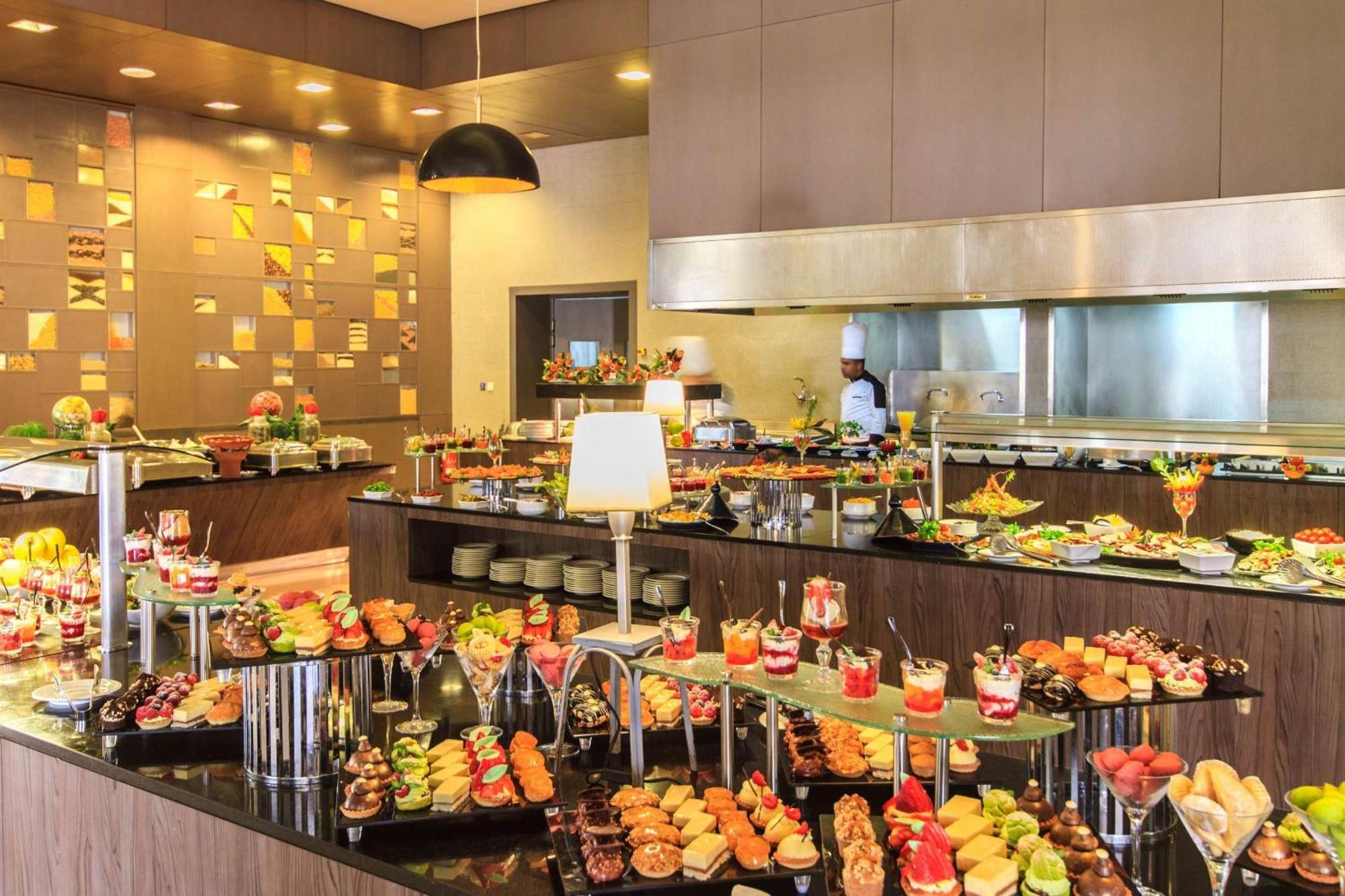 Barcelo Palmeraie Oasis Resort (Adults Only) Marrakesh Esterno foto A buffet at a hotel
