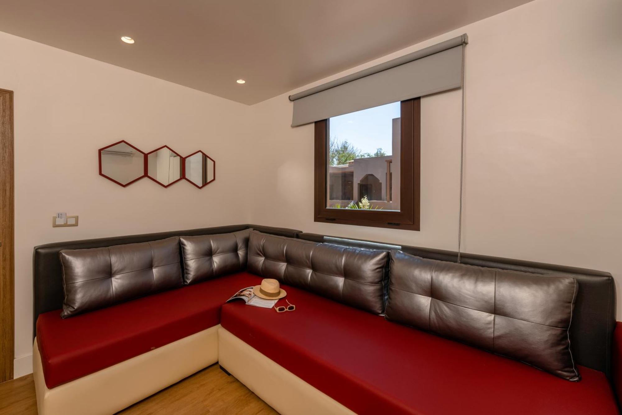 Barcelo Palmeraie Oasis Resort (Adults Only) Marrakesh Esterno foto A seating area in a hotel room